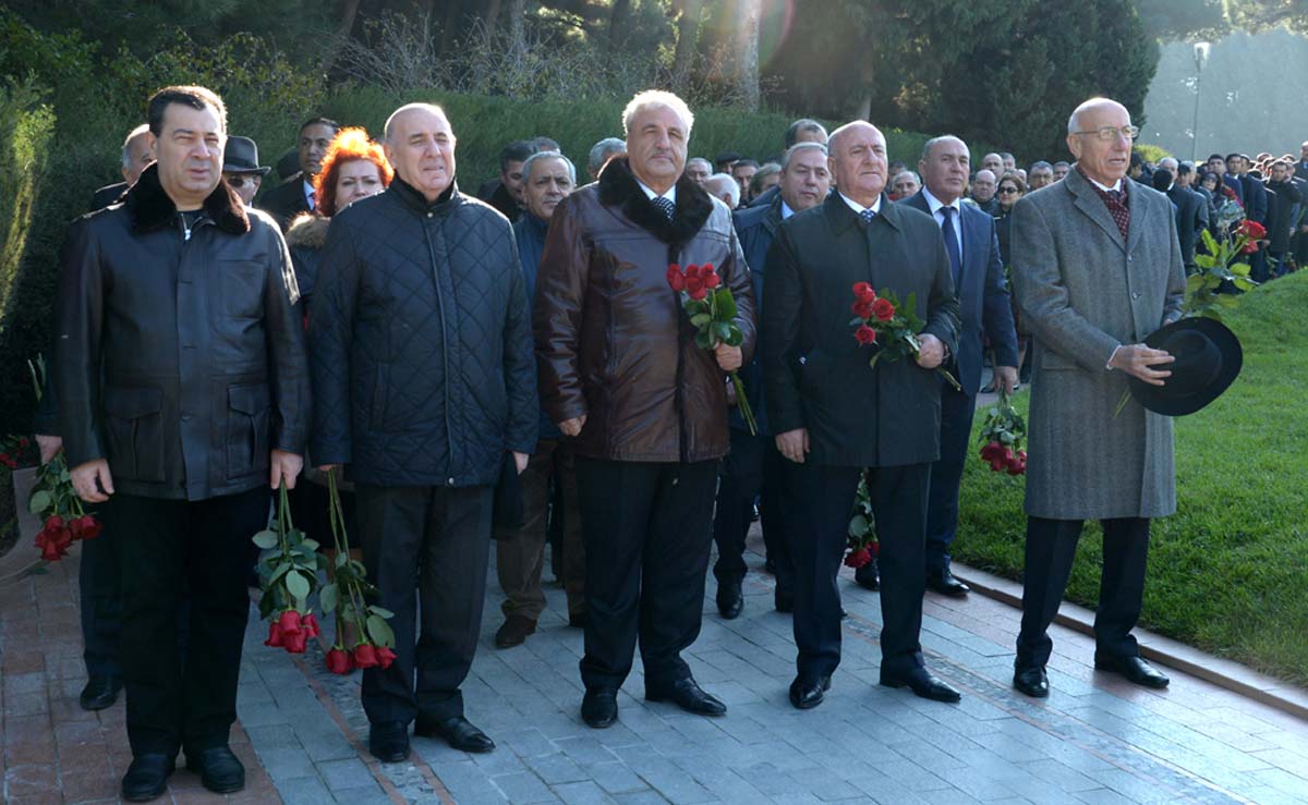 Представители правящей партии Азербайджана посетили Аллею почетного захоронения (ФОТО)