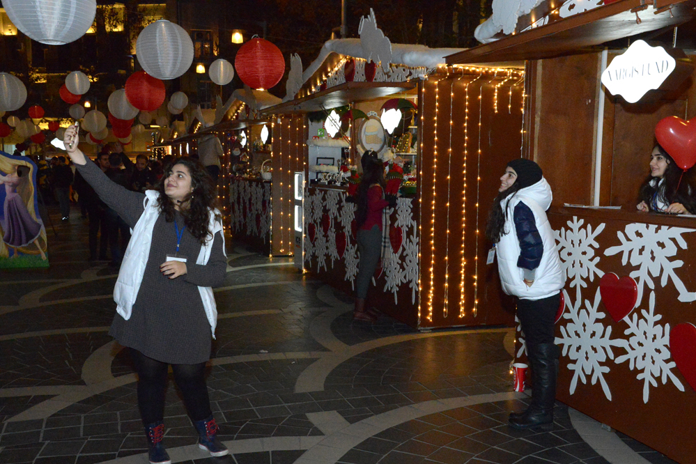 В Баку открылась новогодняя благотворительная ярмарка "Холодные руки - горячее сердце"  (ФОТО)