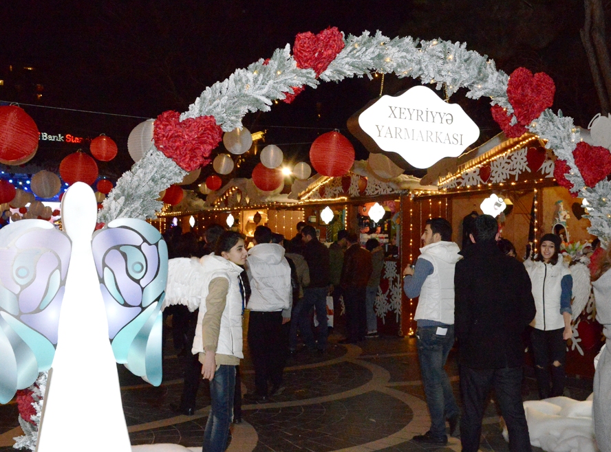 В Баку открылась новогодняя благотворительная ярмарка "Холодные руки - горячее сердце"  (ФОТО)