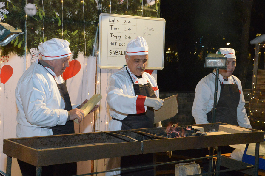 В Баку открылась новогодняя благотворительная ярмарка "Холодные руки - горячее сердце"  (ФОТО)