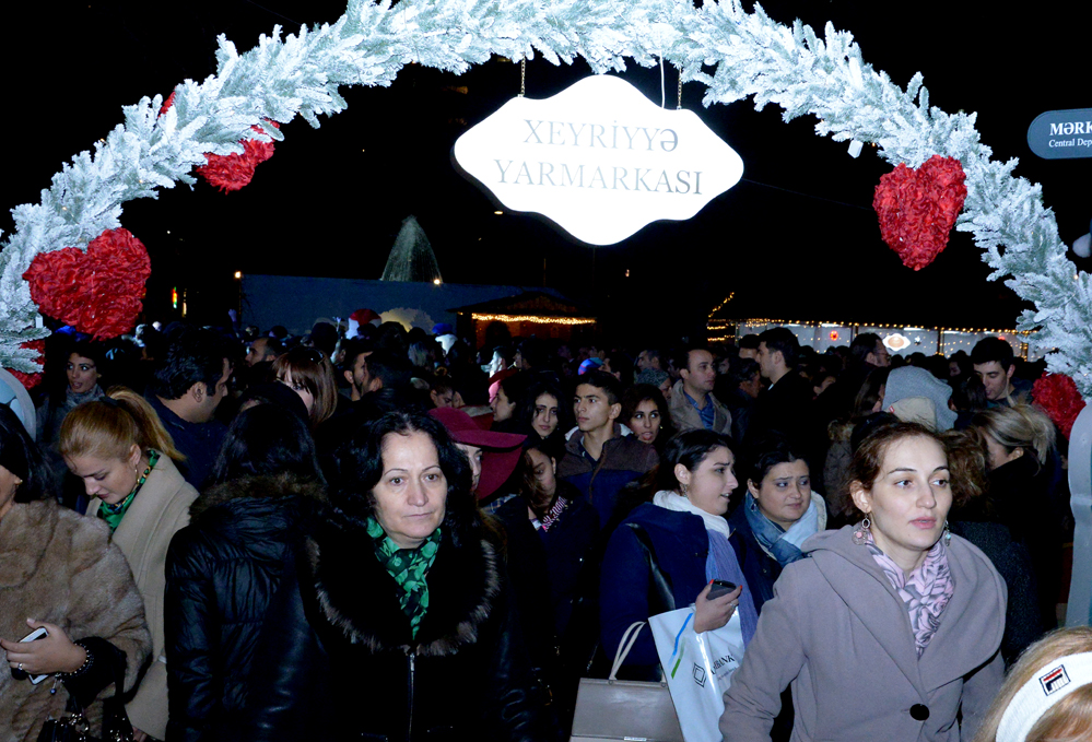 В Баку открылась новогодняя благотворительная ярмарка "Холодные руки - горячее сердце"  (ФОТО)