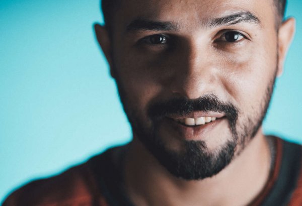 Премьера клипа! Телеведущий Сейран Бабаев стал кларнетистом (ВИДЕО, ФОТО)