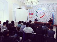 Манекенщик из Нью-Йорка встретился с азербайджанской молодежью (ФОТО)