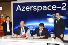 Президент Ильхам Алиев ознакомился с выставкой BakuTel-2015 (ФОТО)