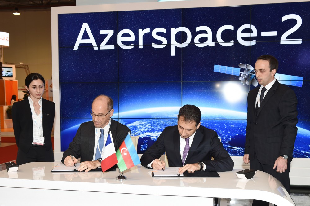 Президент Ильхам Алиев ознакомился с выставкой BakuTel-2015 (ФОТО)