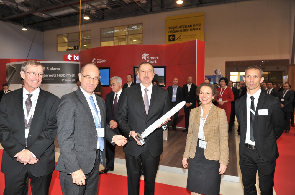 Президент Ильхам Алиев ознакомился с выставкой BakuTel-2015 (ФОТО)