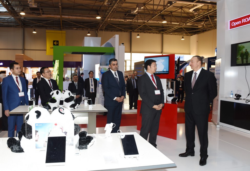 Президент Ильхам Алиев ознакомился с выставкой BakuTel-2015 (ФОТО)