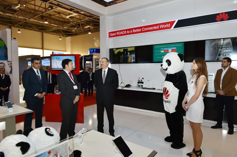 Президент Ильхам Алиев ознакомился с выставкой BakuTel-2015 (ФОТО)