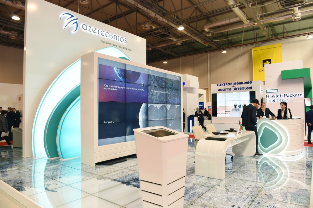 Президент Ильхам Алиев ознакомился с выставкой BakuTel-2015 (ФОТО)