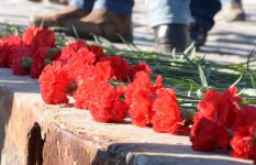 Жители Баку несут цветы на Приморский бульвар в знак памяти о пропавших без вести нефтяниках  (ФОТО)