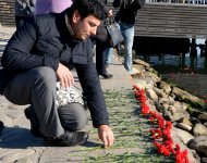 Жители Баку несут цветы на Приморский бульвар в знак памяти о пропавших без вести нефтяниках  (ФОТО)