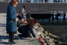 Жители Баку несут цветы на Приморский бульвар в знак памяти о пропавших без вести нефтяниках  (ФОТО)