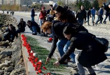 Жители Баку несут цветы на Приморский бульвар в знак памяти о пропавших без вести нефтяниках  (ФОТО)