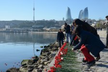Жители Баку несут цветы на Приморский бульвар в знак памяти о пропавших без вести нефтяниках  (ФОТО)