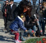 Жители Баку несут цветы на Приморский бульвар в знак памяти о пропавших без вести нефтяниках  (ФОТО)