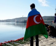 Жители Баку несут цветы на Приморский бульвар в знак памяти о пропавших без вести нефтяниках  (ФОТО)