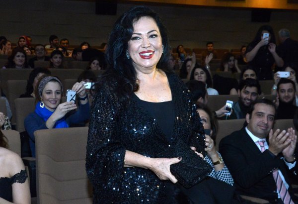 Тюркан Шорай вместе с дочерью вызвали небывалый ажиотаж в Баку (ФОТО)