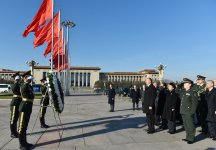 Президент Азербайджана Ильхам Алиев посетил Памятник народным героям в Пекине