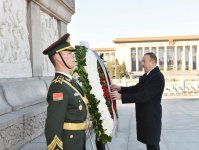 Президент Азербайджана Ильхам Алиев посетил Памятник народным героям в Пекине
