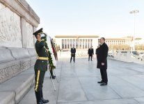 Президент Азербайджана Ильхам Алиев посетил Памятник народным героям в Пекине