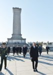 Президент Азербайджана Ильхам Алиев посетил Памятник народным героям в Пекине
