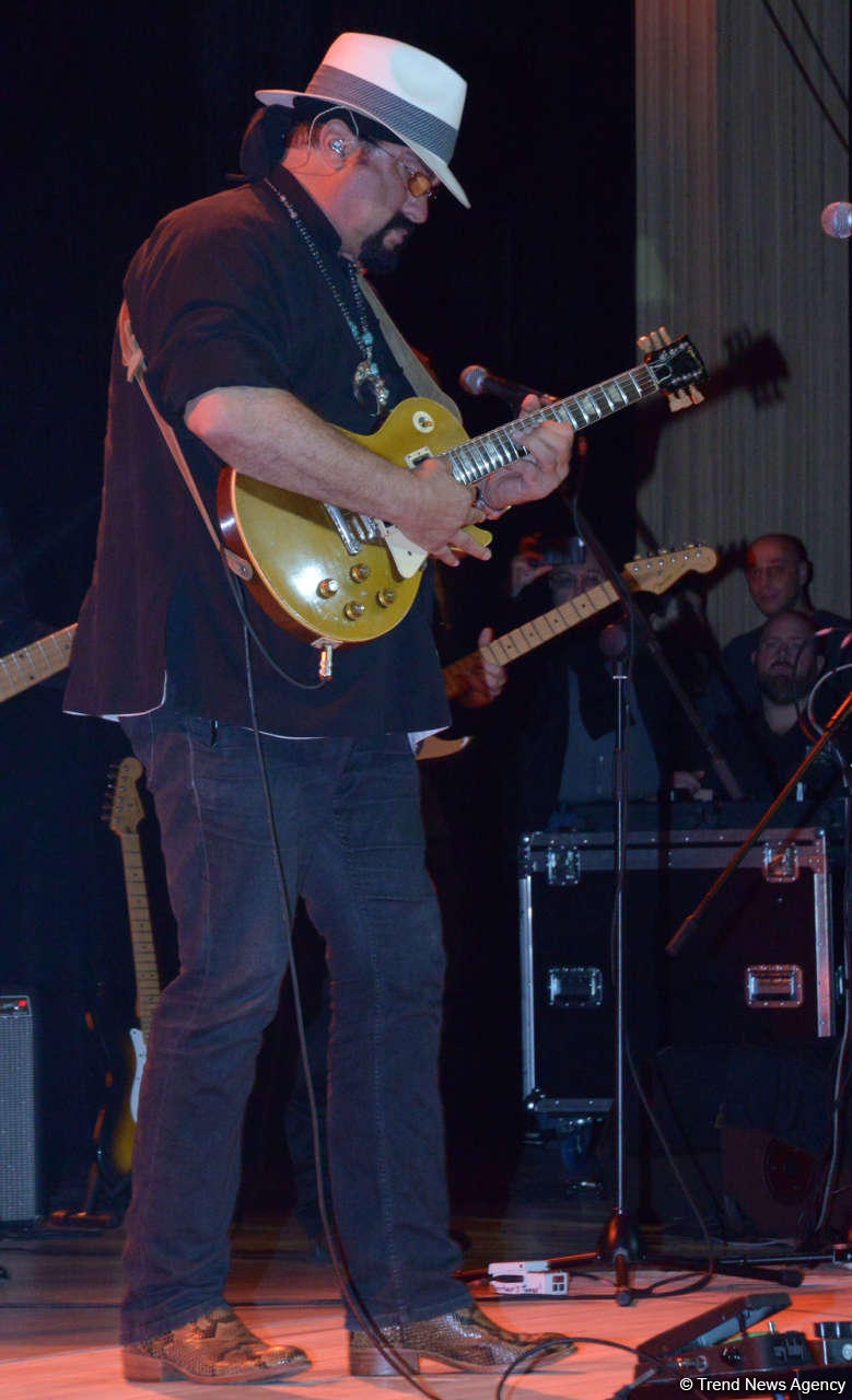 В Центре Гейдара Алиева прошел потрясающий концерт звезды Голливуда Стивена Сигала (ФОТО)