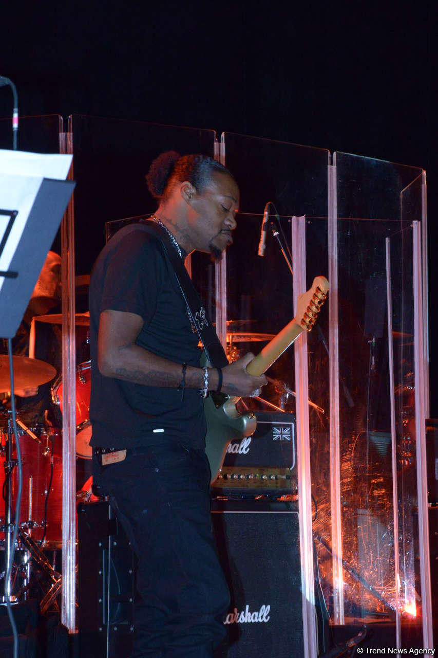 В Центре Гейдара Алиева прошел потрясающий концерт звезды Голливуда Стивена Сигала (ФОТО)