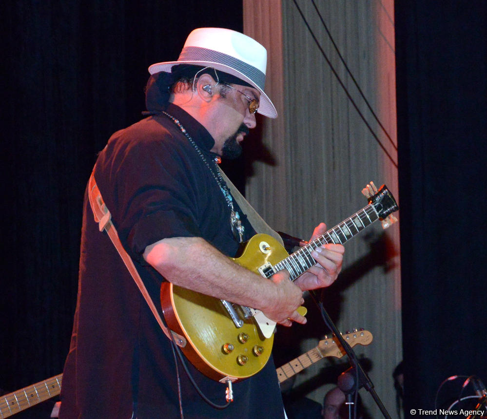 В Центре Гейдара Алиева прошел потрясающий концерт звезды Голливуда Стивена Сигала (ФОТО)