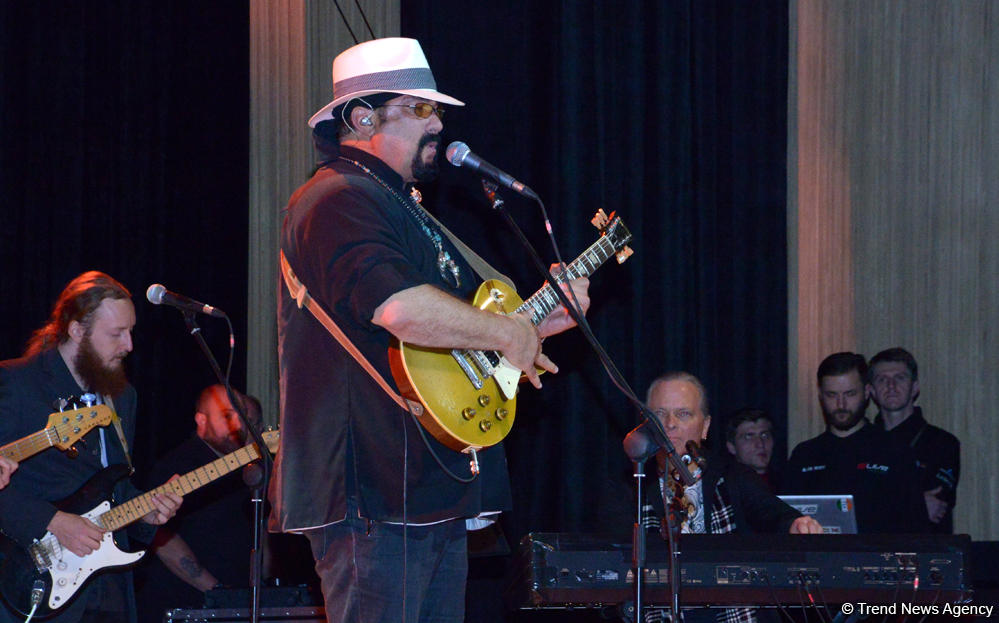 В Центре Гейдара Алиева прошел потрясающий концерт звезды Голливуда Стивена Сигала (ФОТО)