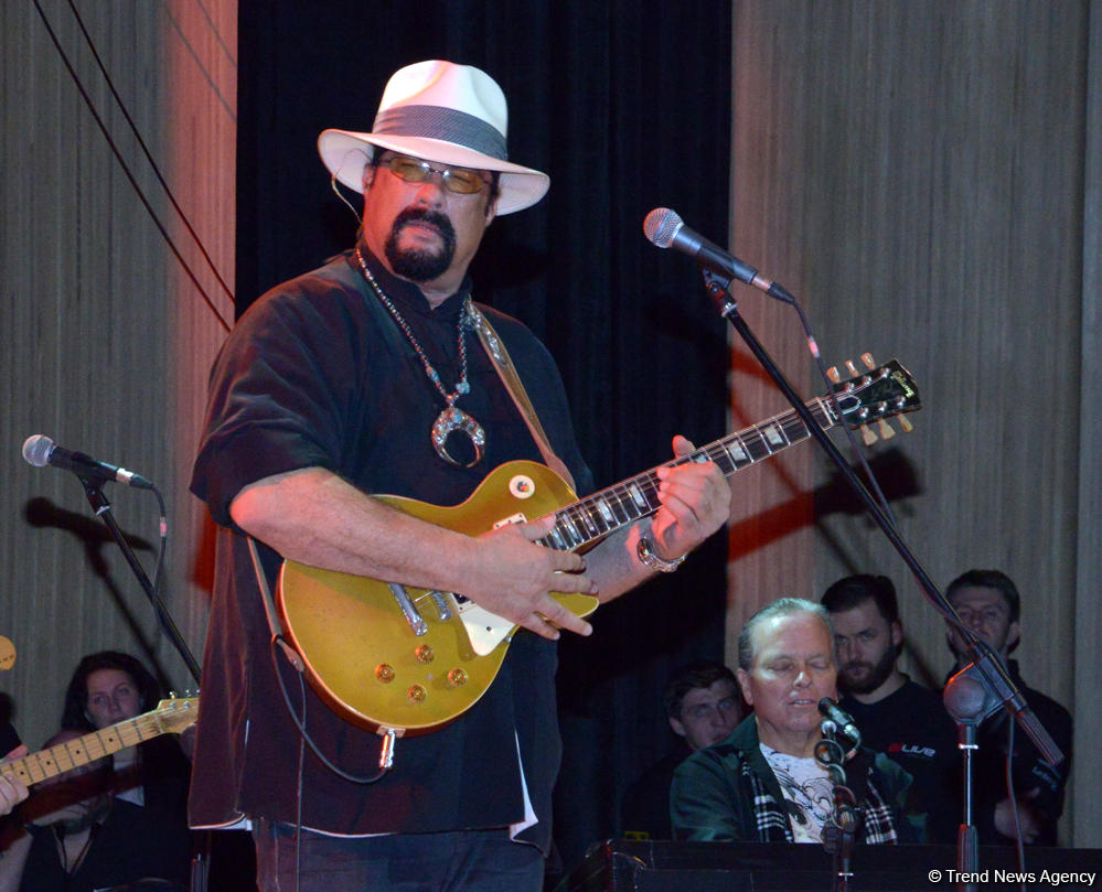 В Центре Гейдара Алиева прошел потрясающий концерт звезды Голливуда Стивена Сигала (ФОТО)