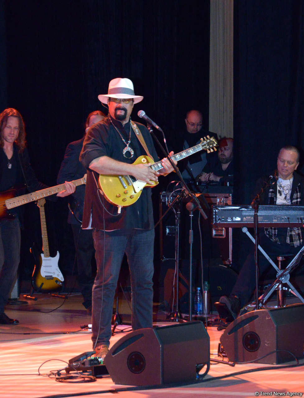 В Центре Гейдара Алиева прошел потрясающий концерт звезды Голливуда Стивена Сигала (ФОТО)