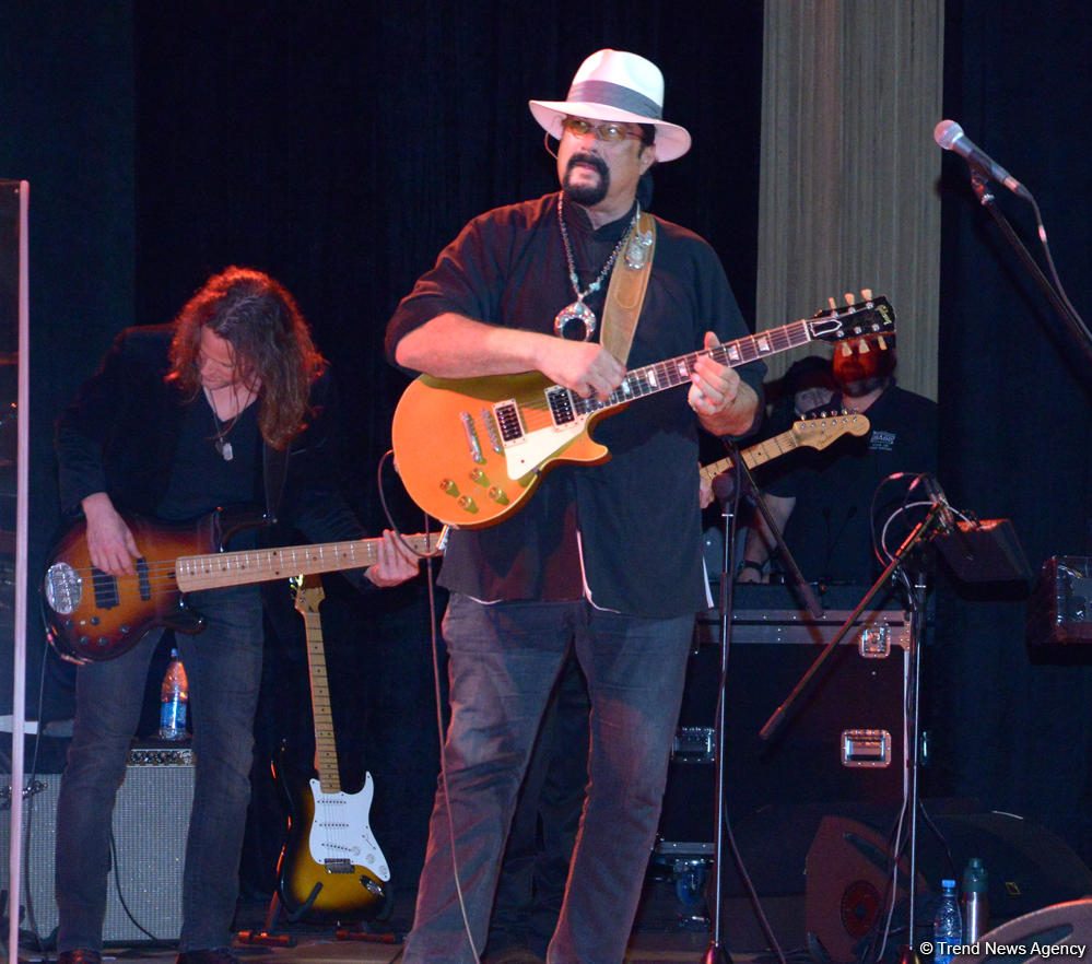 В Центре Гейдара Алиева прошел потрясающий концерт звезды Голливуда Стивена Сигала (ФОТО)