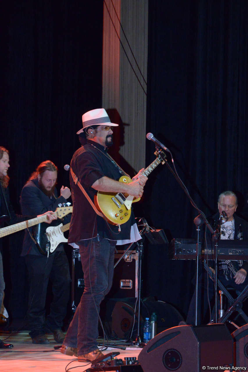 В Центре Гейдара Алиева прошел потрясающий концерт звезды Голливуда Стивена Сигала (ФОТО)