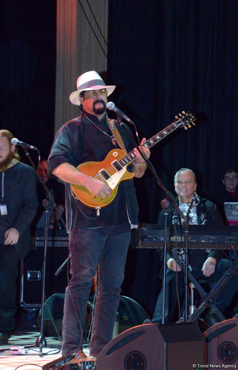 В Центре Гейдара Алиева прошел потрясающий концерт звезды Голливуда Стивена Сигала (ФОТО)