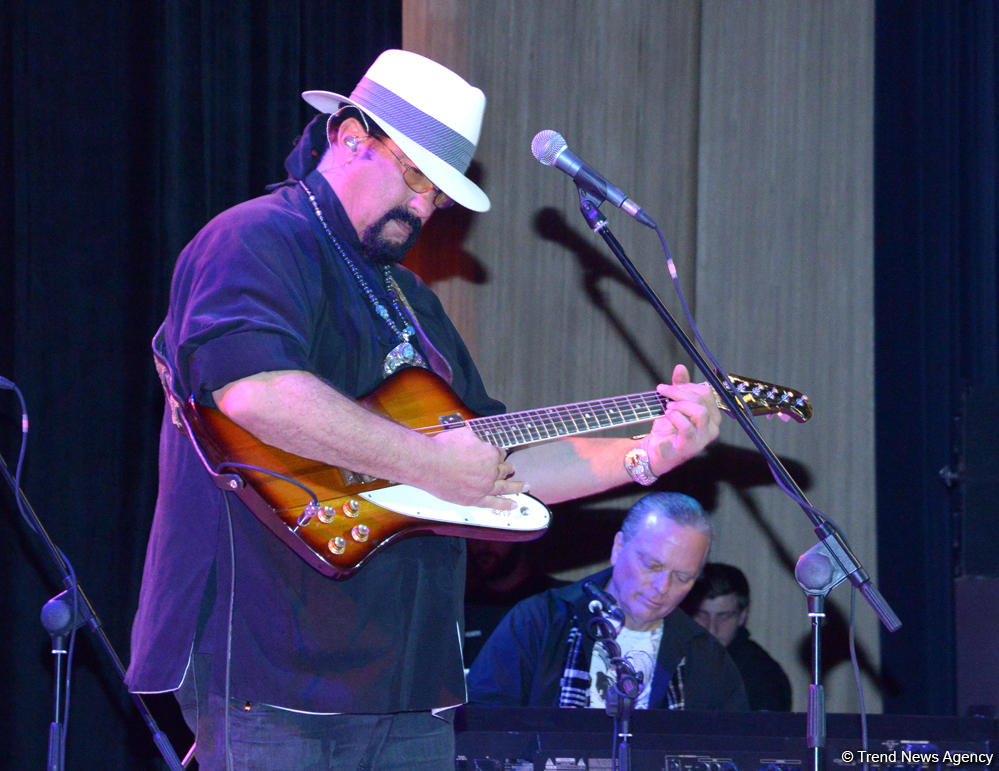 В Центре Гейдара Алиева прошел потрясающий концерт звезды Голливуда Стивена Сигала (ФОТО)