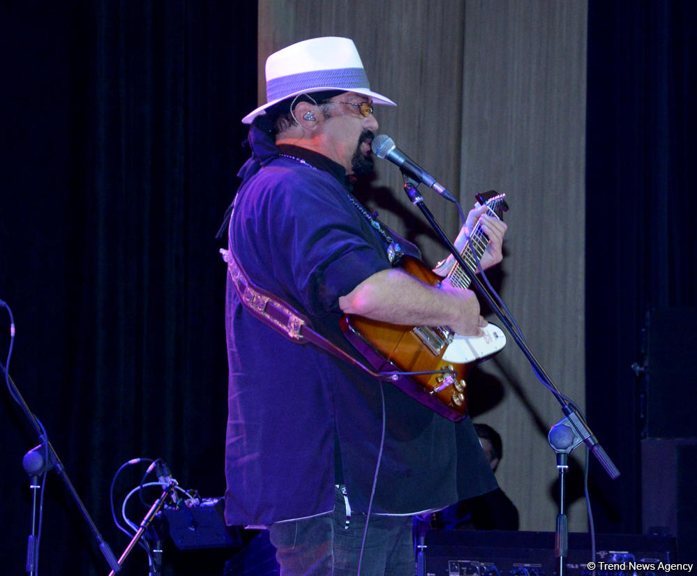 В Центре Гейдара Алиева прошел потрясающий концерт звезды Голливуда Стивена Сигала (ФОТО)