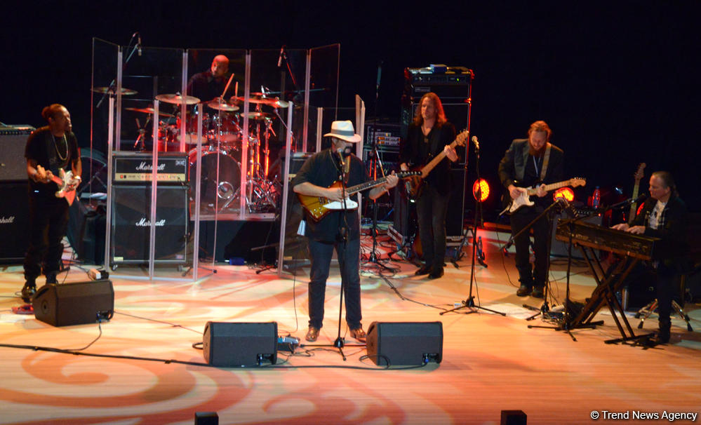 В Центре Гейдара Алиева прошел потрясающий концерт звезды Голливуда Стивена Сигала (ФОТО)