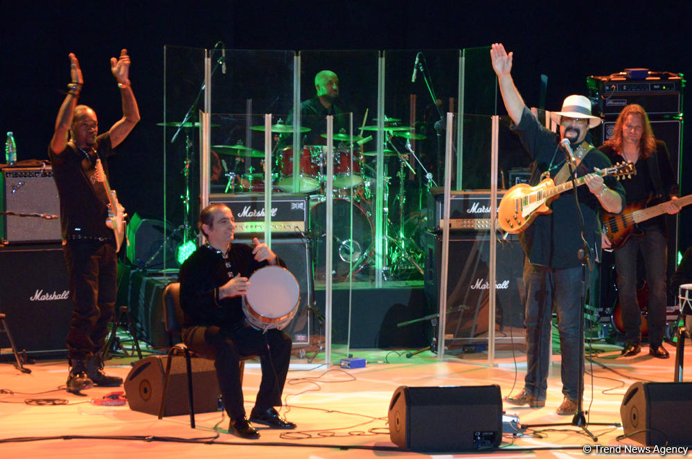 В Центре Гейдара Алиева прошел потрясающий концерт звезды Голливуда Стивена Сигала (ФОТО)