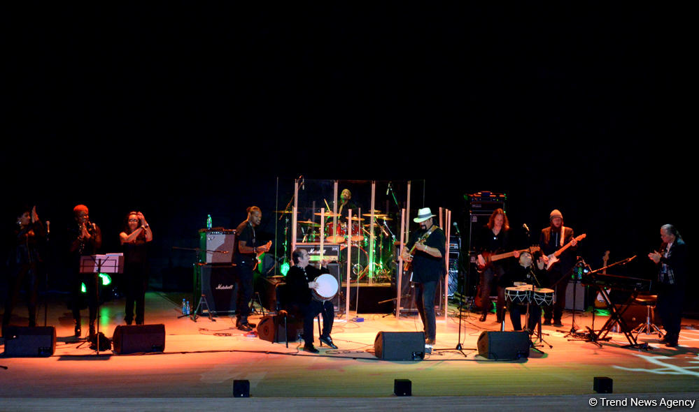 В Центре Гейдара Алиева прошел потрясающий концерт звезды Голливуда Стивена Сигала (ФОТО)