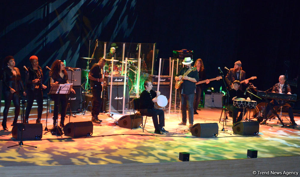 В Центре Гейдара Алиева прошел потрясающий концерт звезды Голливуда Стивена Сигала (ФОТО)