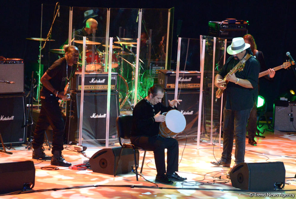 В Центре Гейдара Алиева прошел потрясающий концерт звезды Голливуда Стивена Сигала (ФОТО)