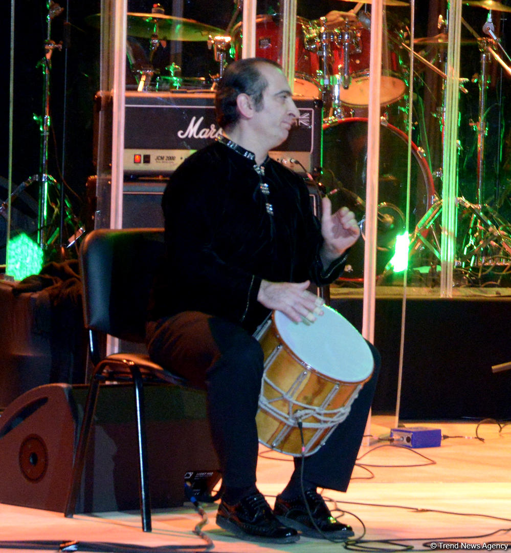 В Центре Гейдара Алиева прошел потрясающий концерт звезды Голливуда Стивена Сигала (ФОТО)