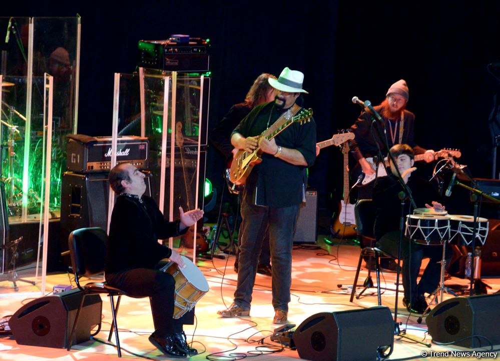 В Центре Гейдара Алиева прошел потрясающий концерт звезды Голливуда Стивена Сигала (ФОТО)