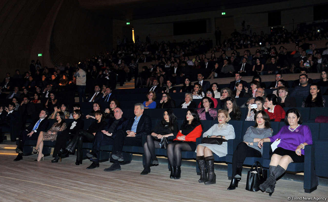 В Центре Гейдара Алиева прошел потрясающий концерт звезды Голливуда Стивена Сигала (ФОТО)