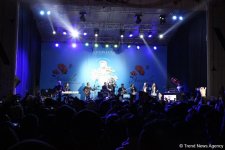 EMIN выступил с концертом на благотворительной ярмарке "Холодные руки - горячее сердце" (ФОТО)