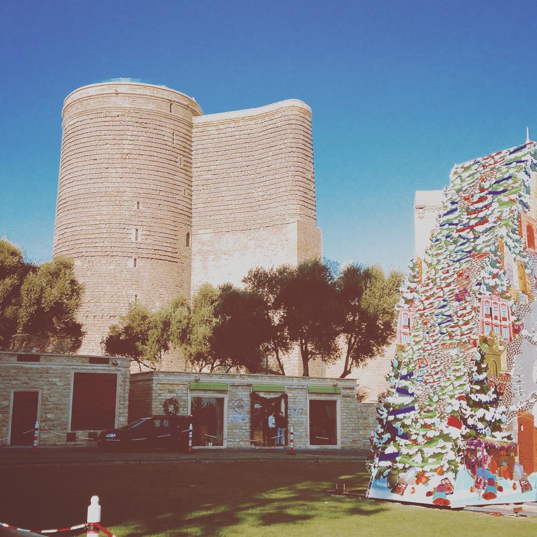 "Спасибо за солнце и море!" - российские актеры прогулялись по Баку (ФОТО)