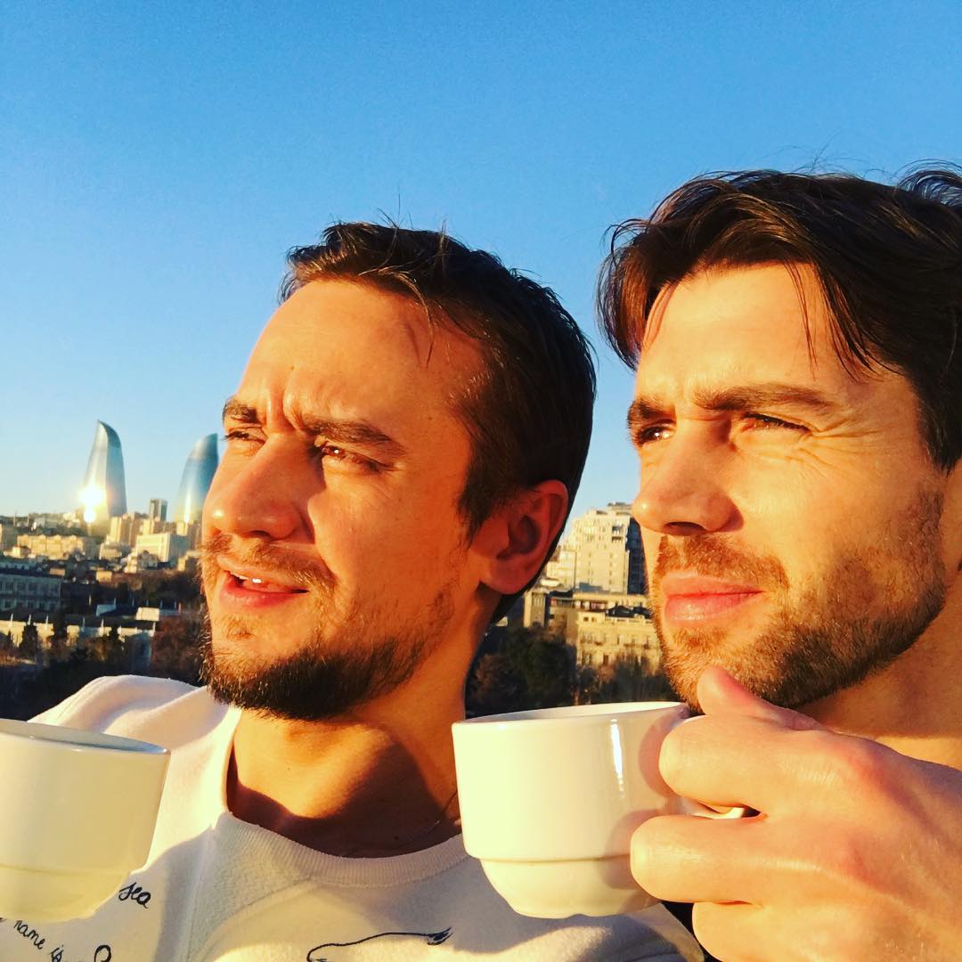 "Спасибо за солнце и море!" - российские актеры прогулялись по Баку (ФОТО)