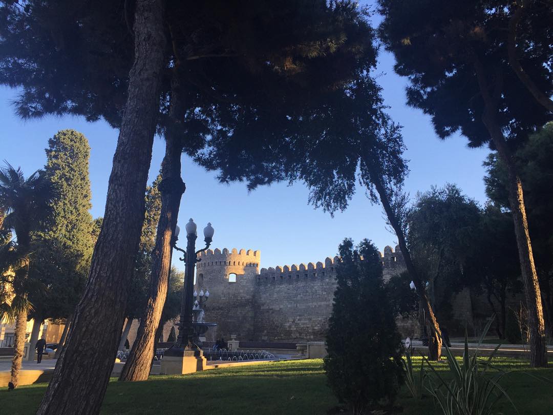 "Спасибо за солнце и море!" - российские актеры прогулялись по Баку (ФОТО)