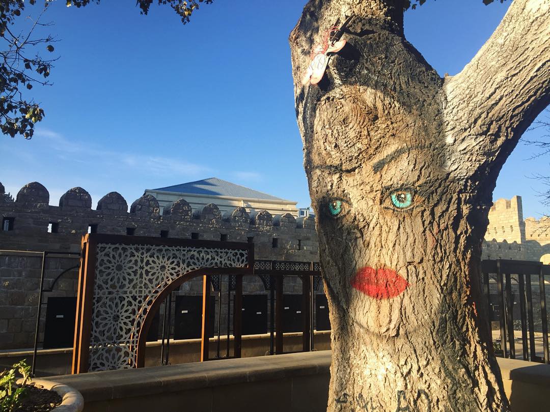 "Спасибо за солнце и море!" - российские актеры прогулялись по Баку (ФОТО)