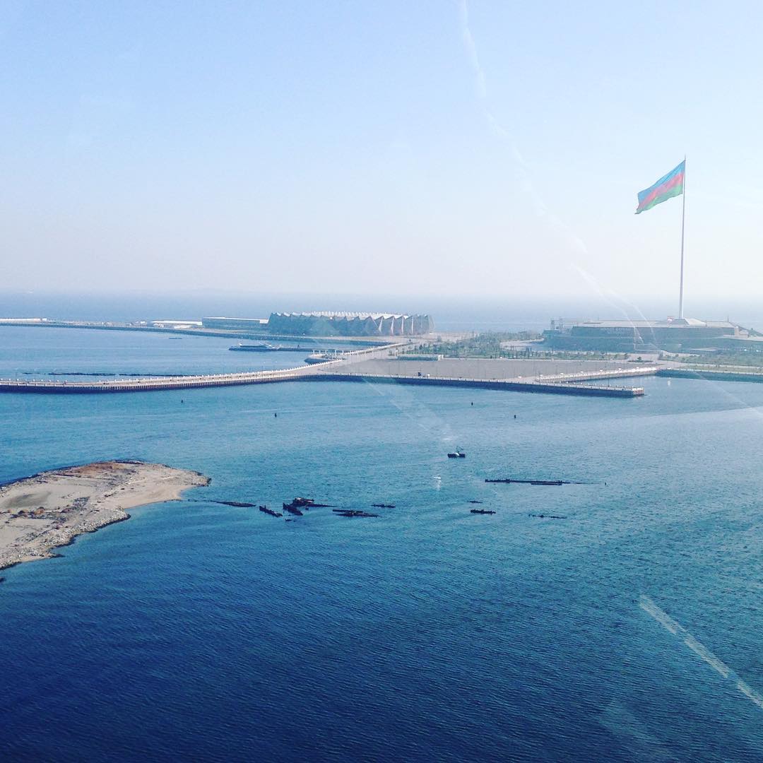 "Спасибо за солнце и море!" - российские актеры прогулялись по Баку (ФОТО)